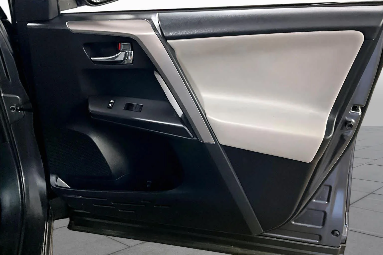 Used 2018 Magnetic Gray Metallic Toyota XLE image 22