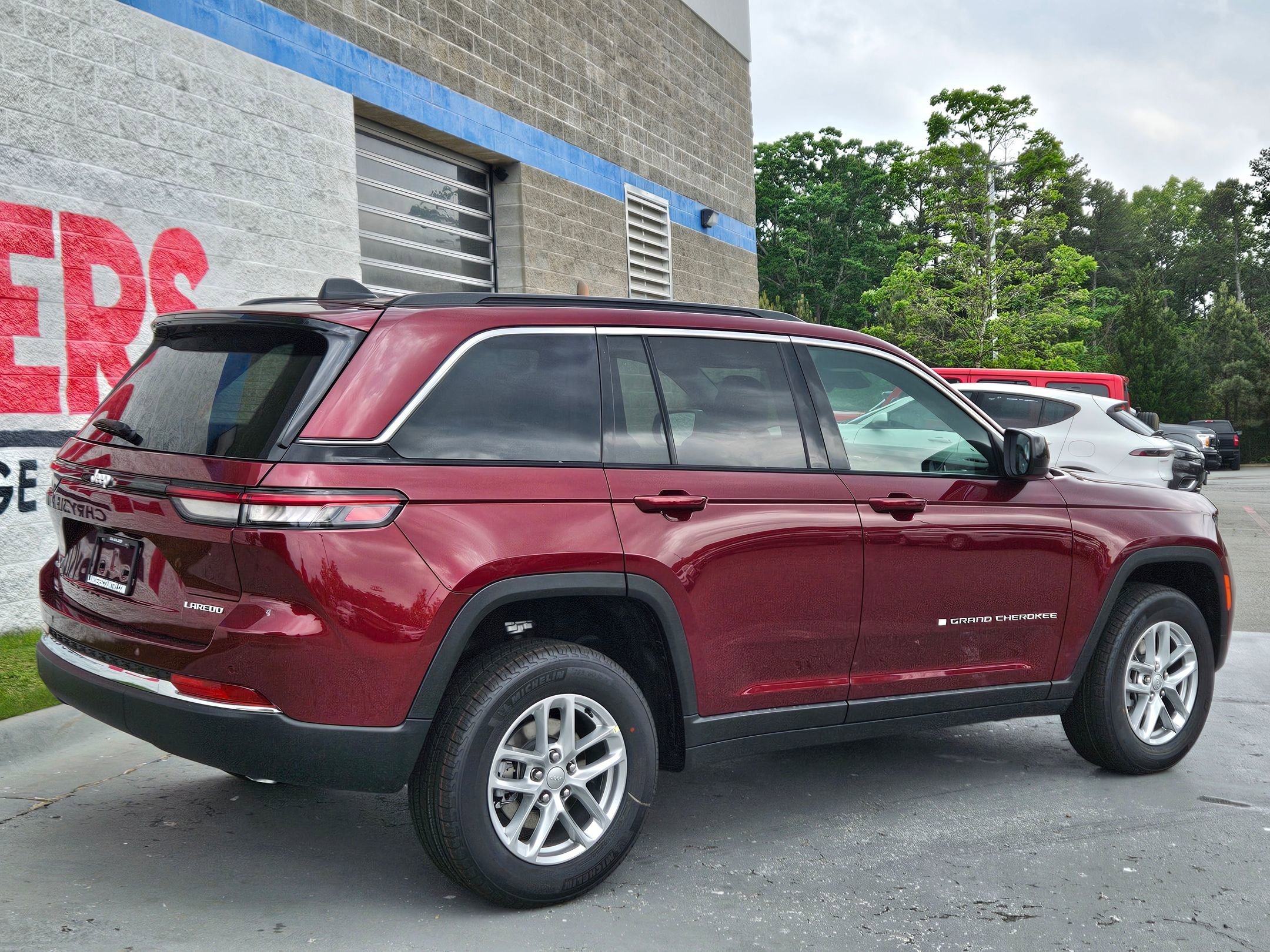 New 2026 Velvet Red Pearl-Coat Exterior Paint Jeep Laredo image 7