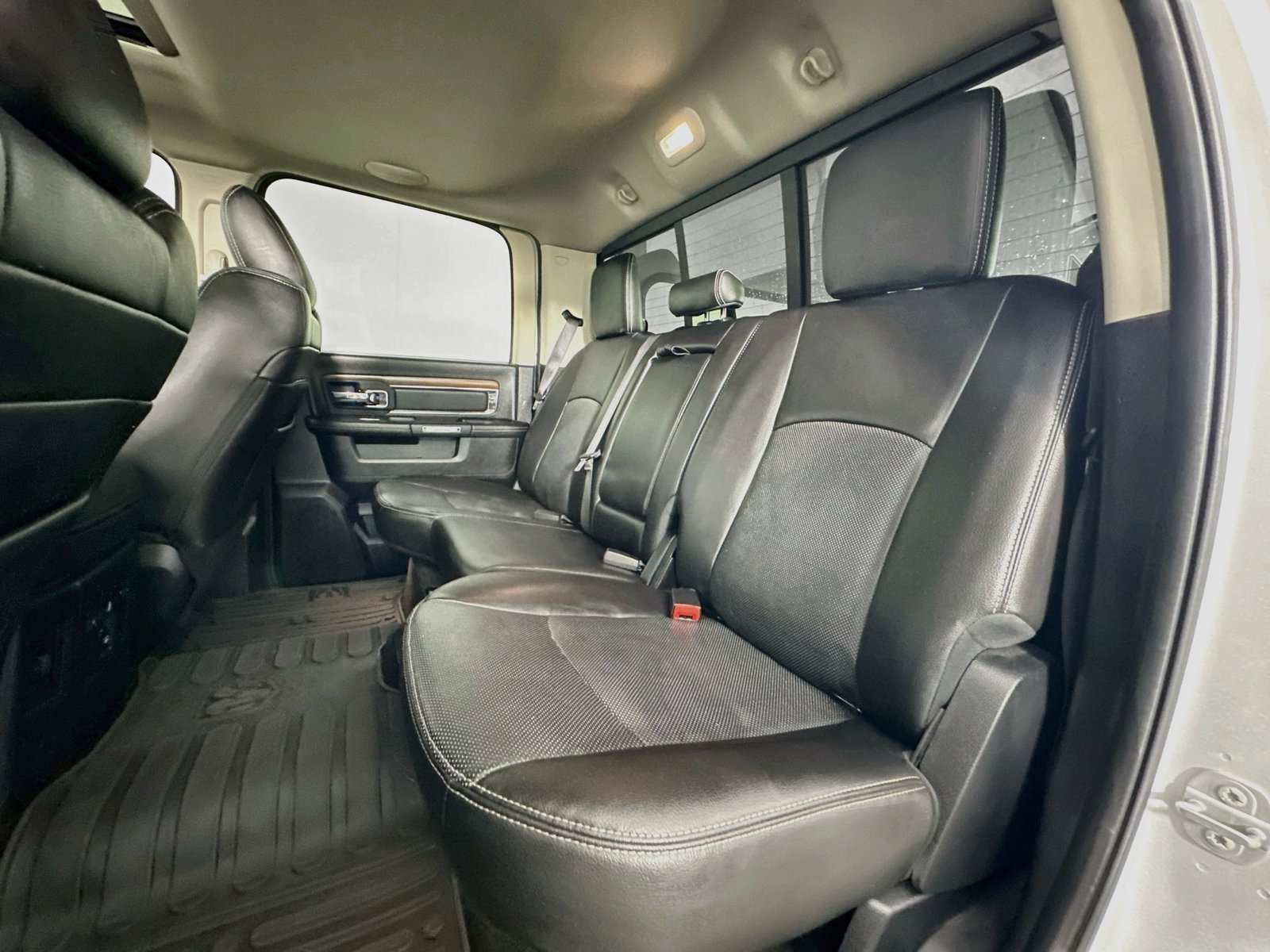 Used 2015 Bright Silver Clearcoat Metallic Ram Laramie image 27