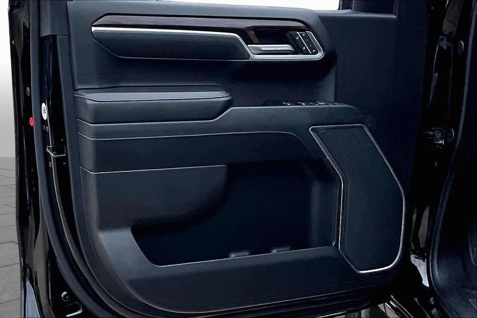 Used 2025 Onyx Black GMC SLT image 22