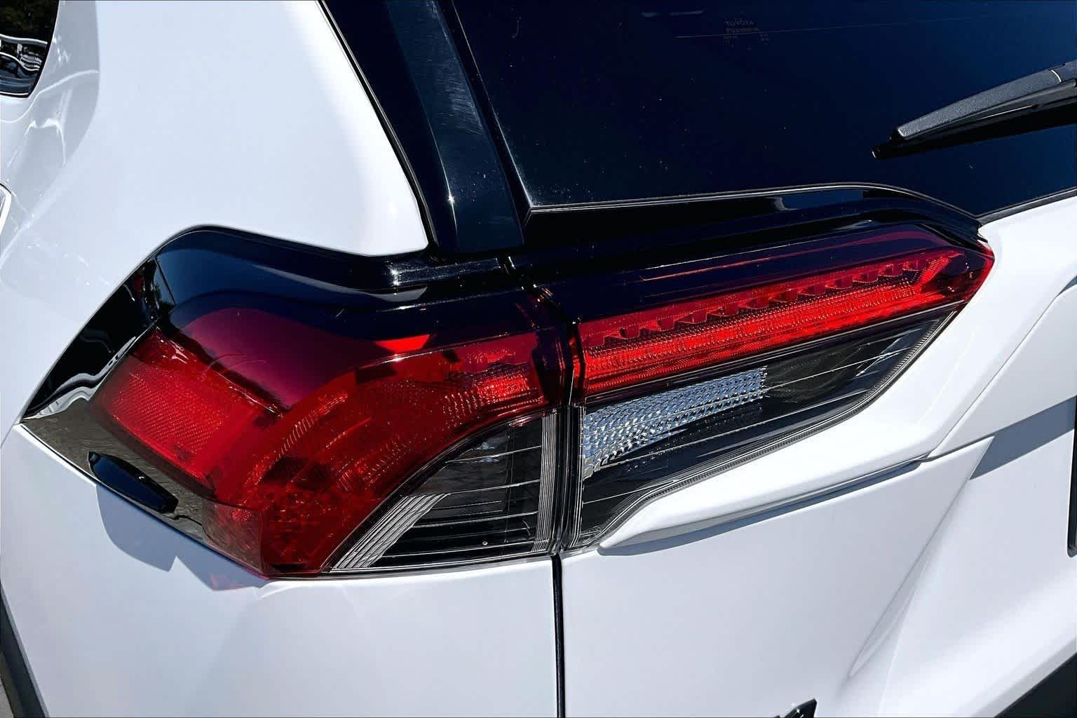 Used 2024 Ice Cap Toyota Hybrid XLE image 28