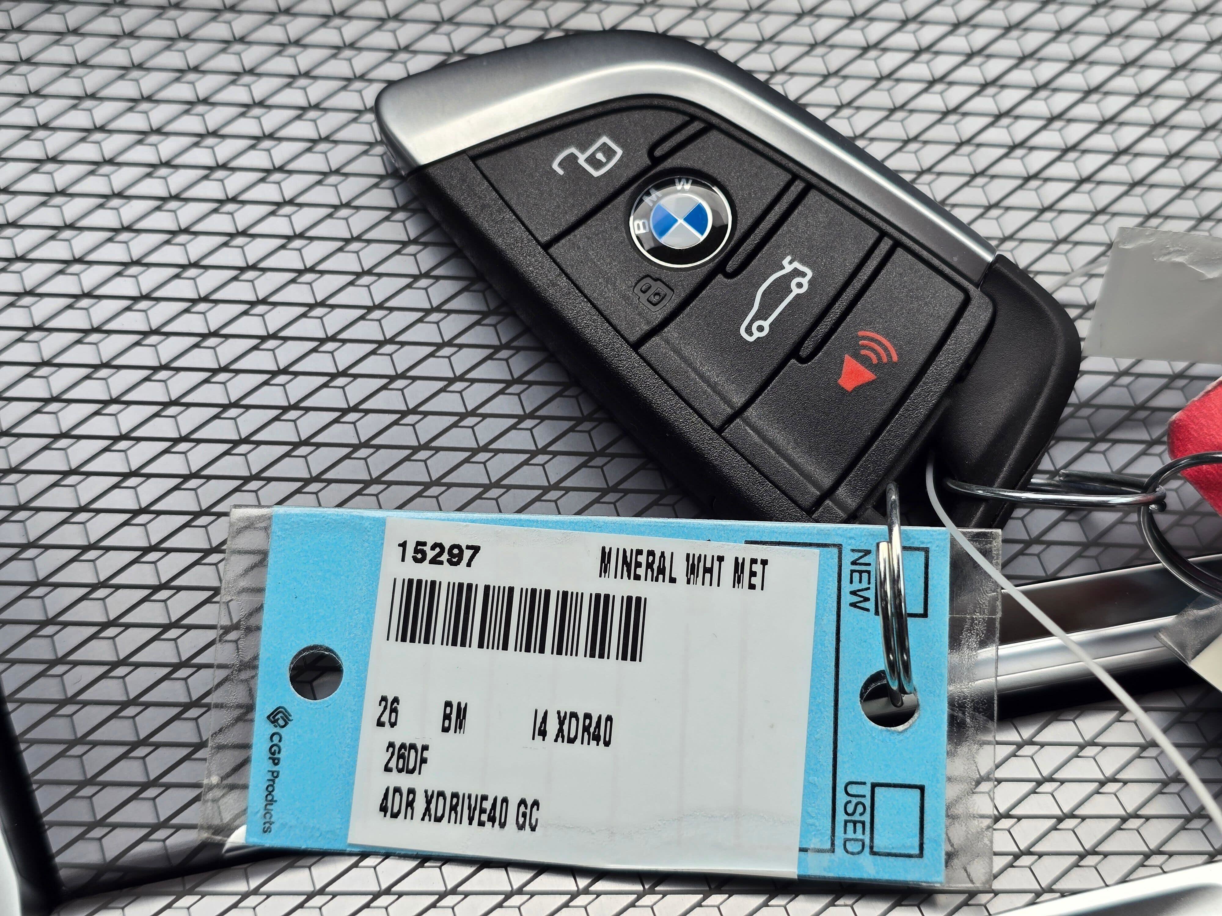 New 2026 Mineral White Metallic BMW xDrive40 image 32