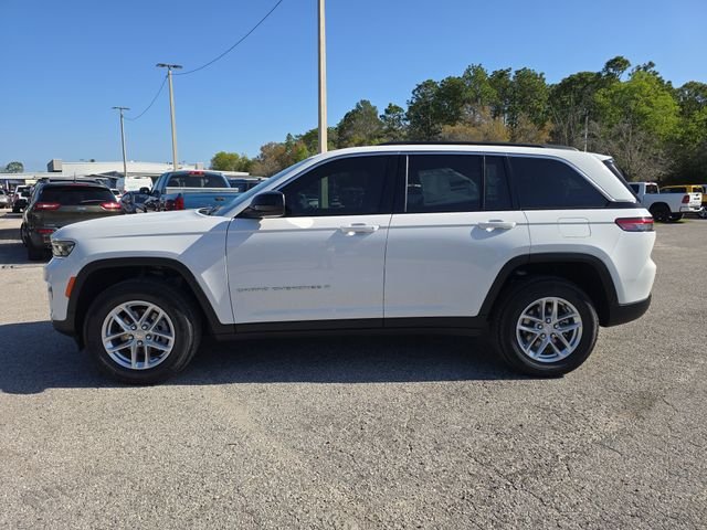New 2026 Bright White Clear-Coat Exterior Paint Jeep Laredo X image 6