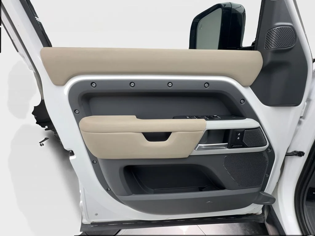 Used 2023 White Land Rover S image 21