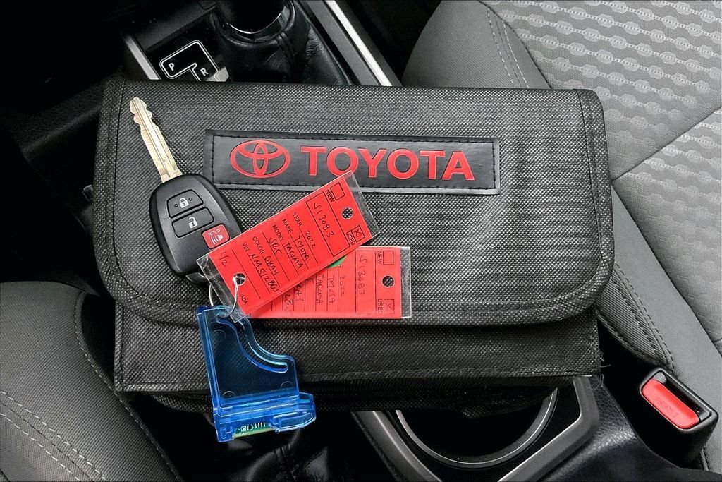 Used 2022 Gray Toyota SR5 image 16