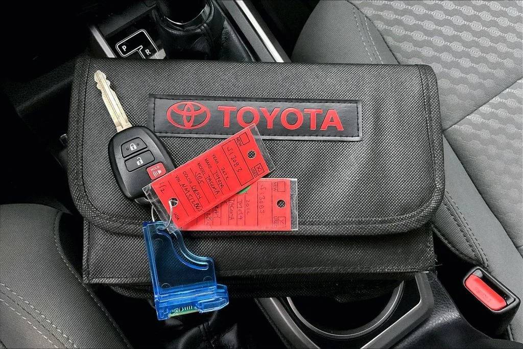 Used 2022 Gray Toyota SR5 image 16