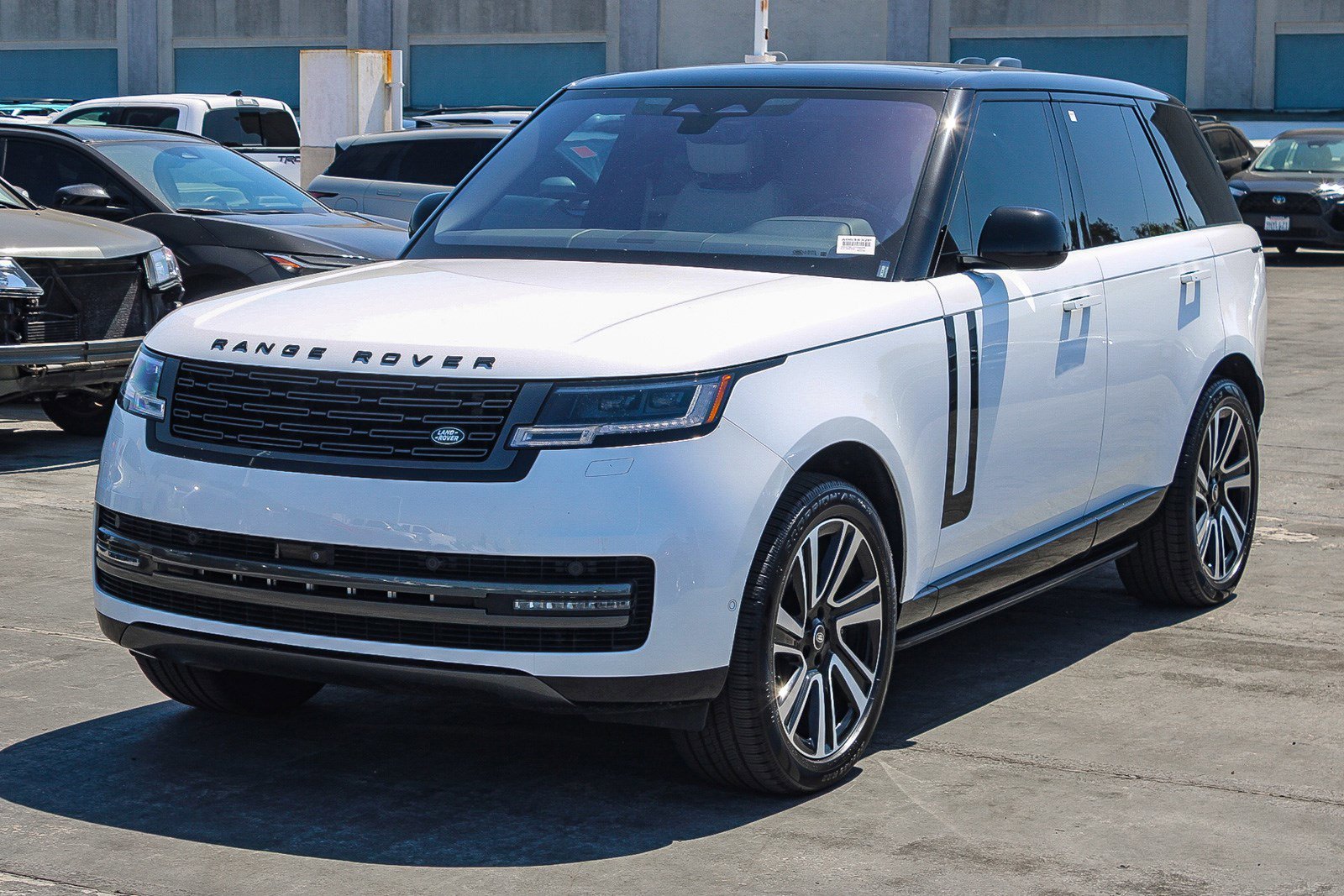 Used 2023 Ostuni Pearl White Land Rover SE image 3