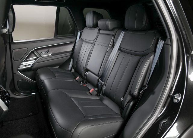 New 2026 Santorini Black Land Rover SE image 5
