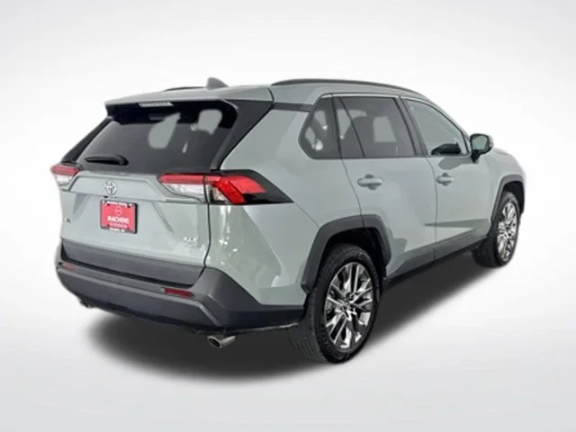 Used 2020 Gray Toyota XLE Premium image 7