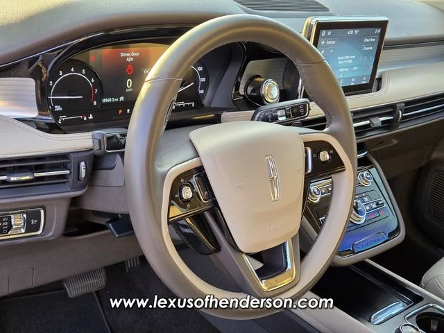 Used 2021 White Lincoln Standard image 21
