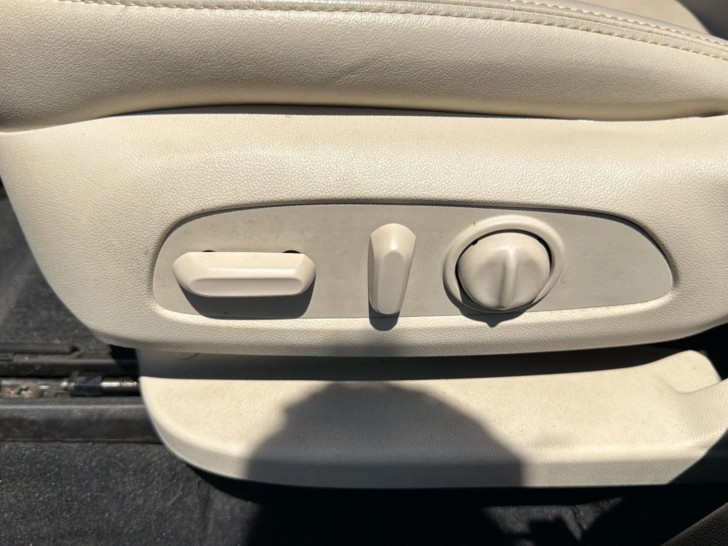 Used 2023 White Frost Tricoat Buick Essence image 10