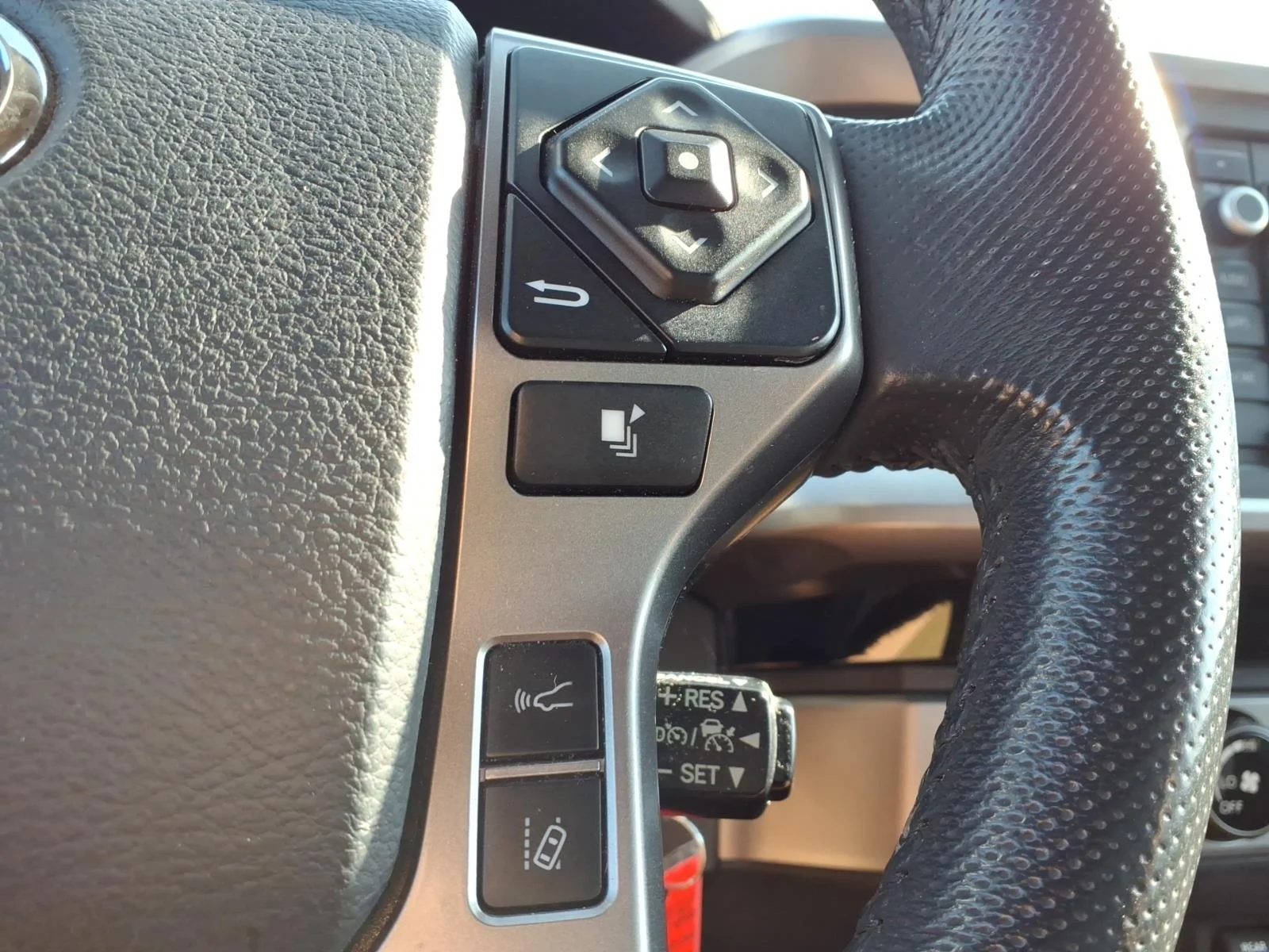 Used 2018 White Toyota  image 19