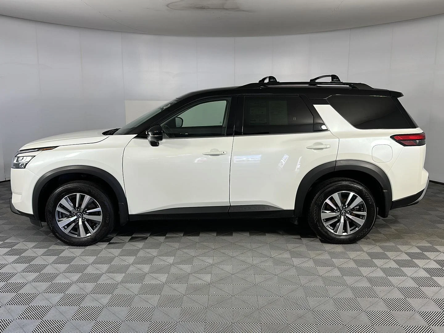 Certified Used 2024 Pearl White Tricoat/Super Black Nissan SL image 18