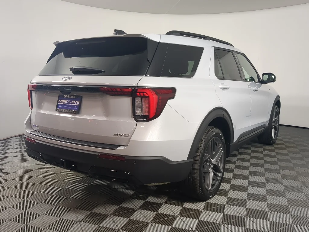 New 2026 Space White Metallic Ford ST-Line image 9