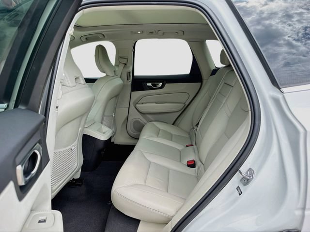 Used 2022 Ice White Volvo Momentum image 20