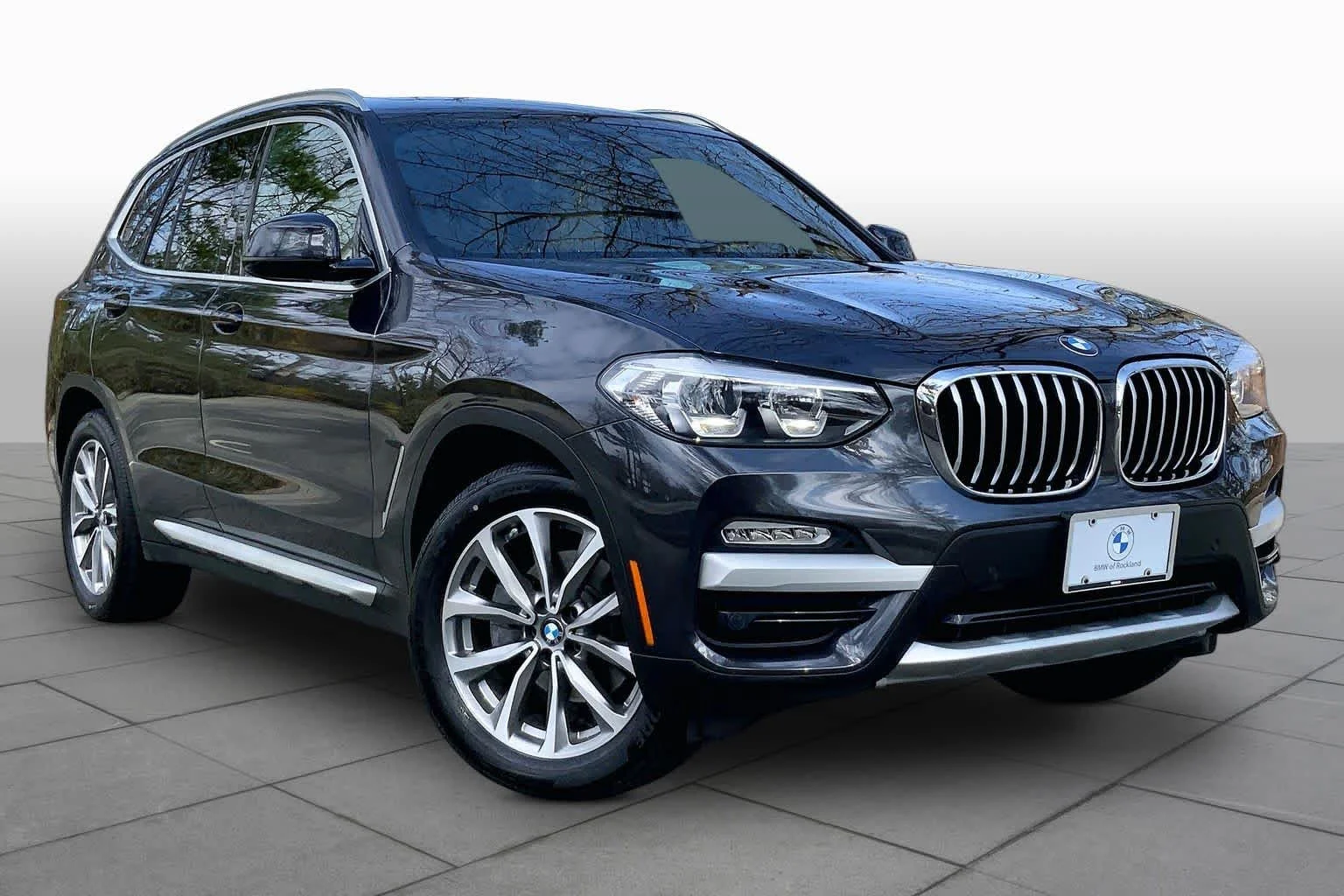 Used 2019 Dark Graphite Metallic BMW xDrive30i image 2
