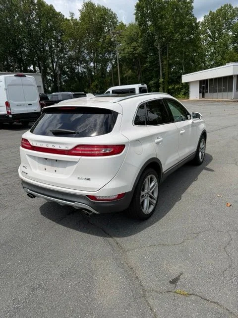 Used 2015 White Lincoln Base image 6