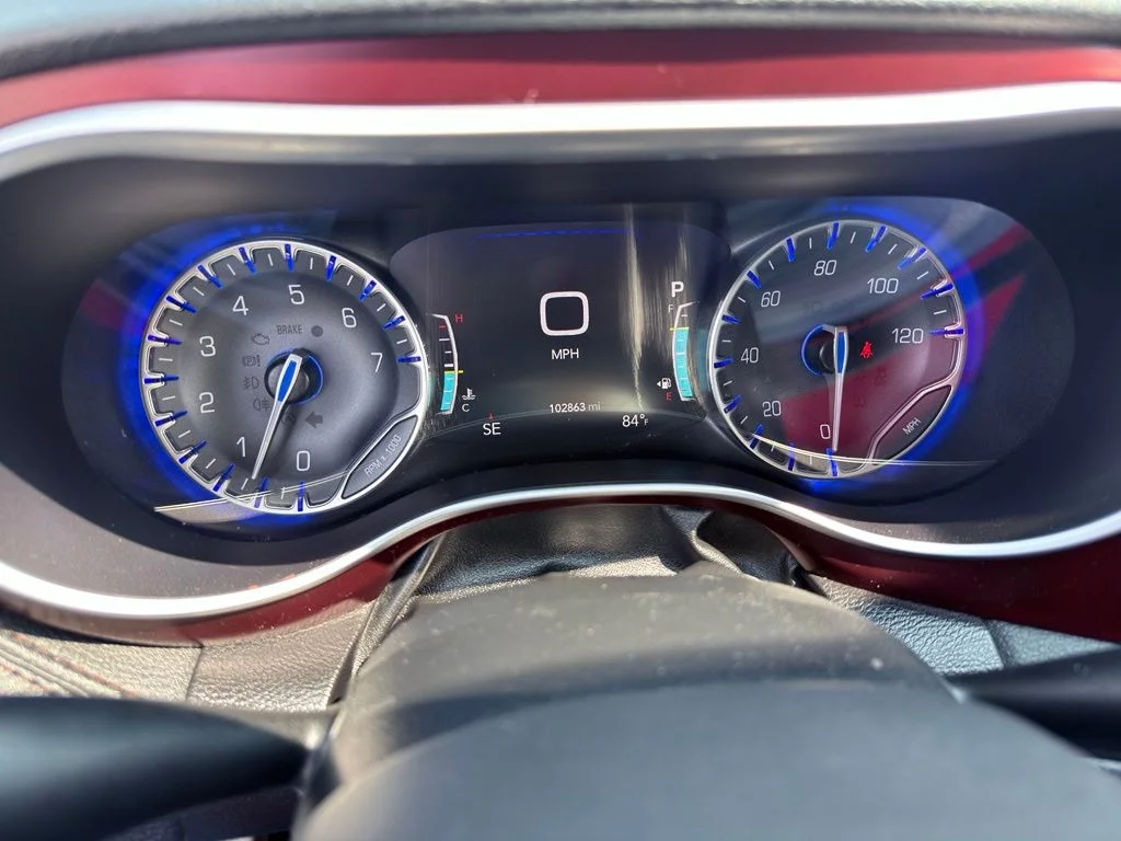 Used 2017 Silver Chrysler Limited image 49