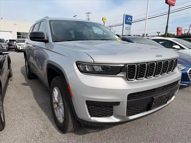 Used 2022 Silver Jeep Laredo image 18