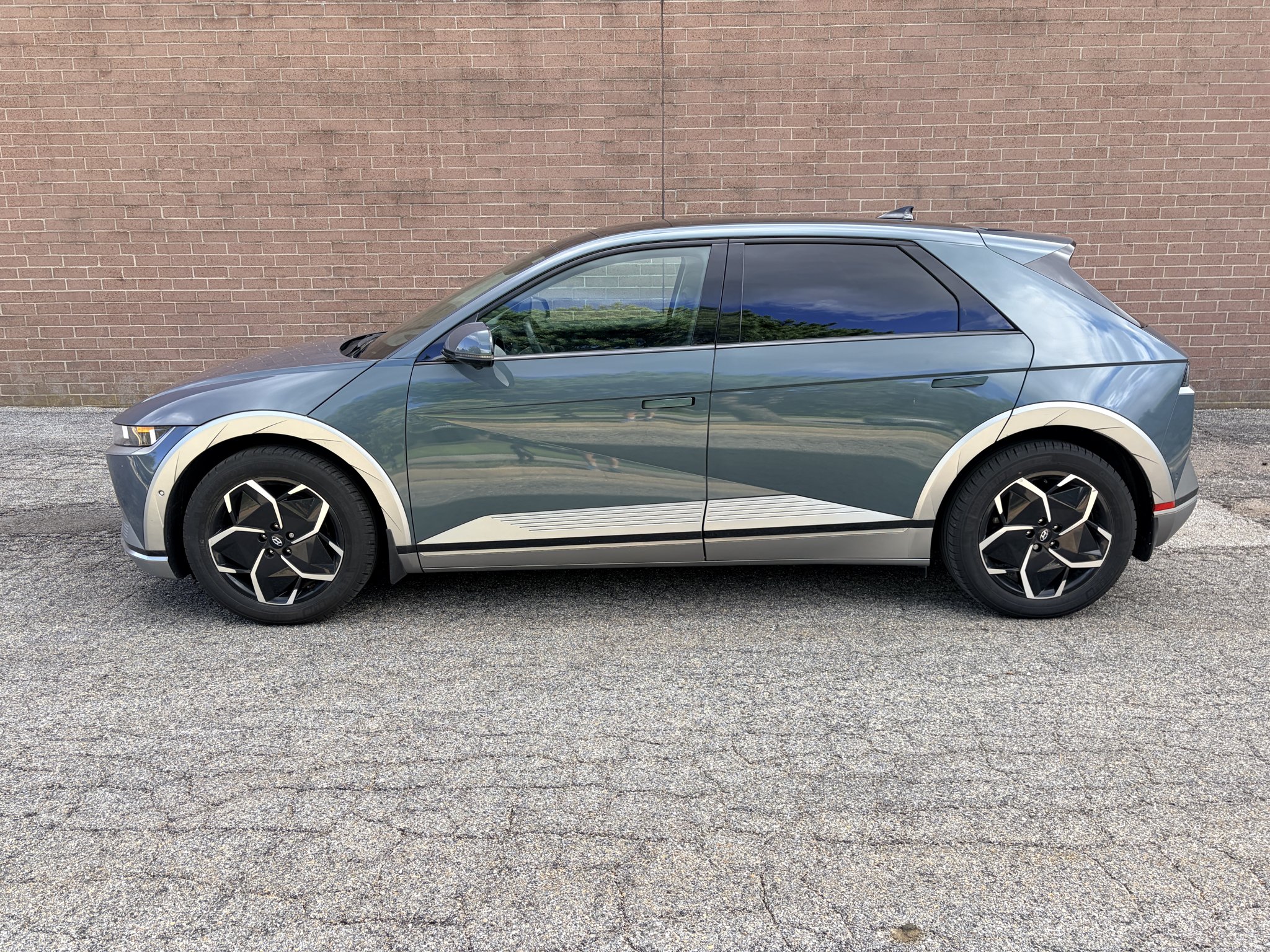 Used 2023 Digital Teal Hyundai Limited image 2