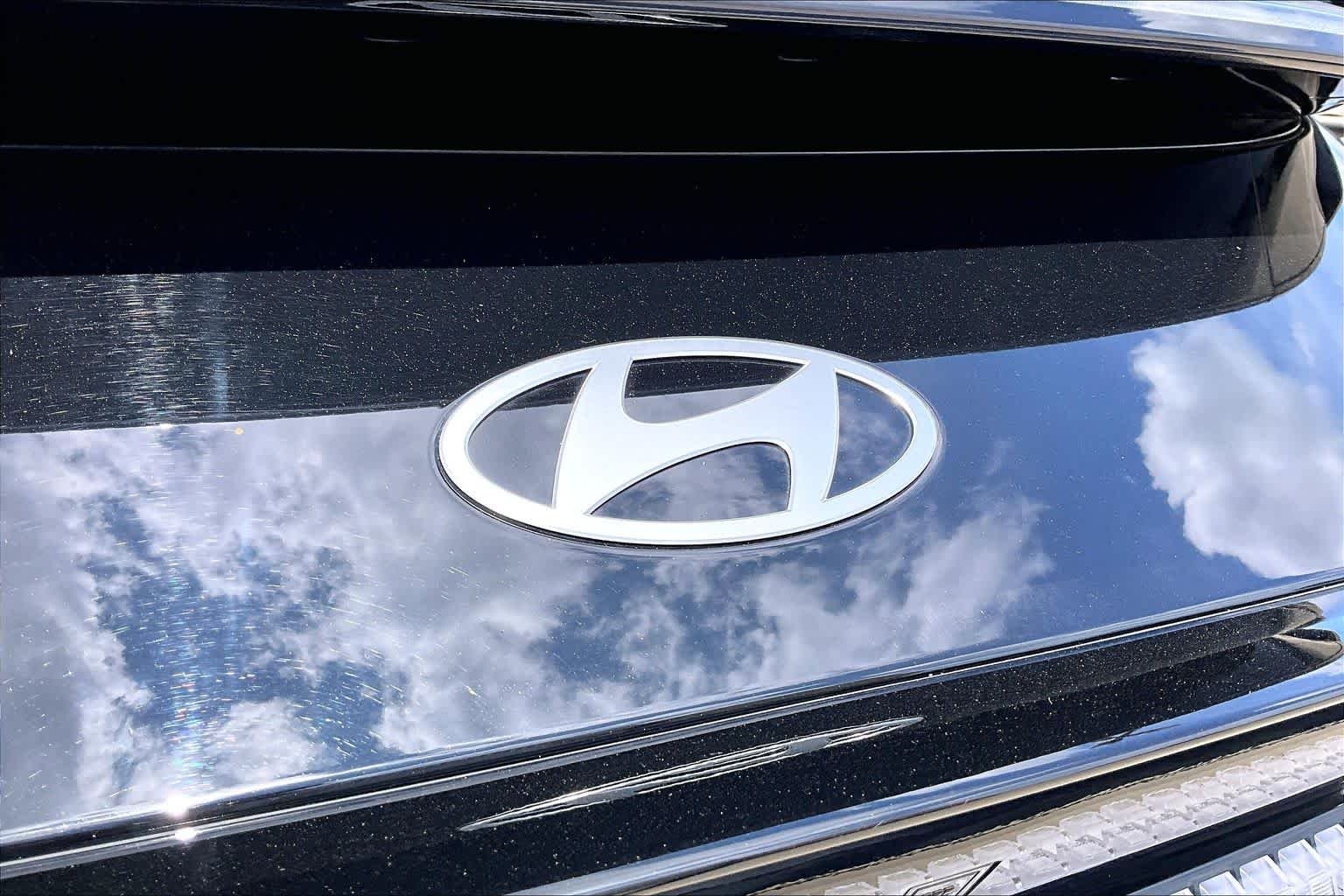 Used 2024 Onyx Black Hyundai SE image 29
