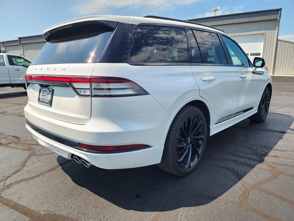 Used 2026 Pristine White Metallic Tri-Coat Lincoln Reserve image 5