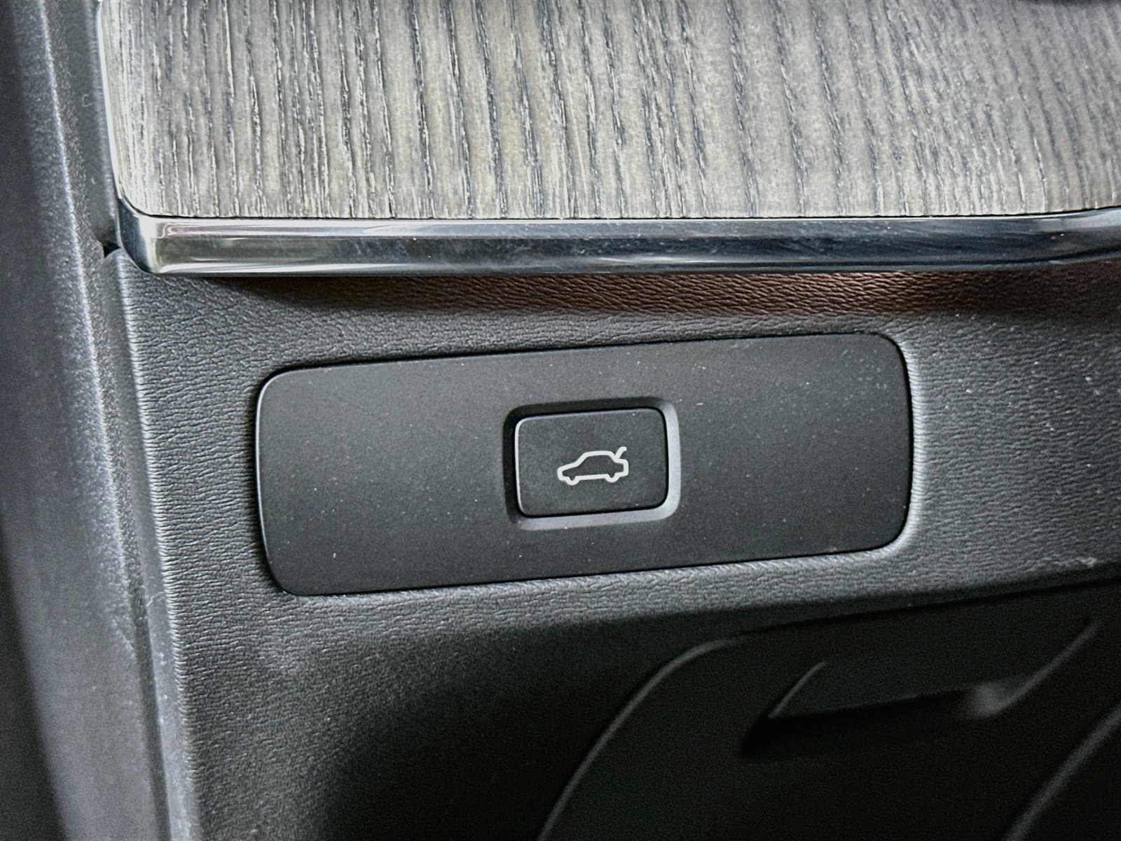 Used 2023 Silver Dawn Metallic Volvo Ultimate image 10