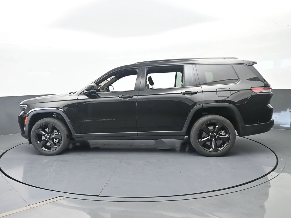 Used 2023 Diamond Black Crystal Pearlcoat Jeep Altitude image 2