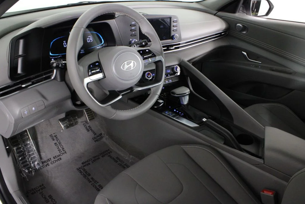 Used 2025 White Hyundai SEL Sport image 19