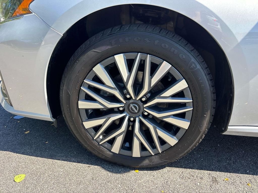 Used 2024 Silver Nissan 2.5 SV image 9