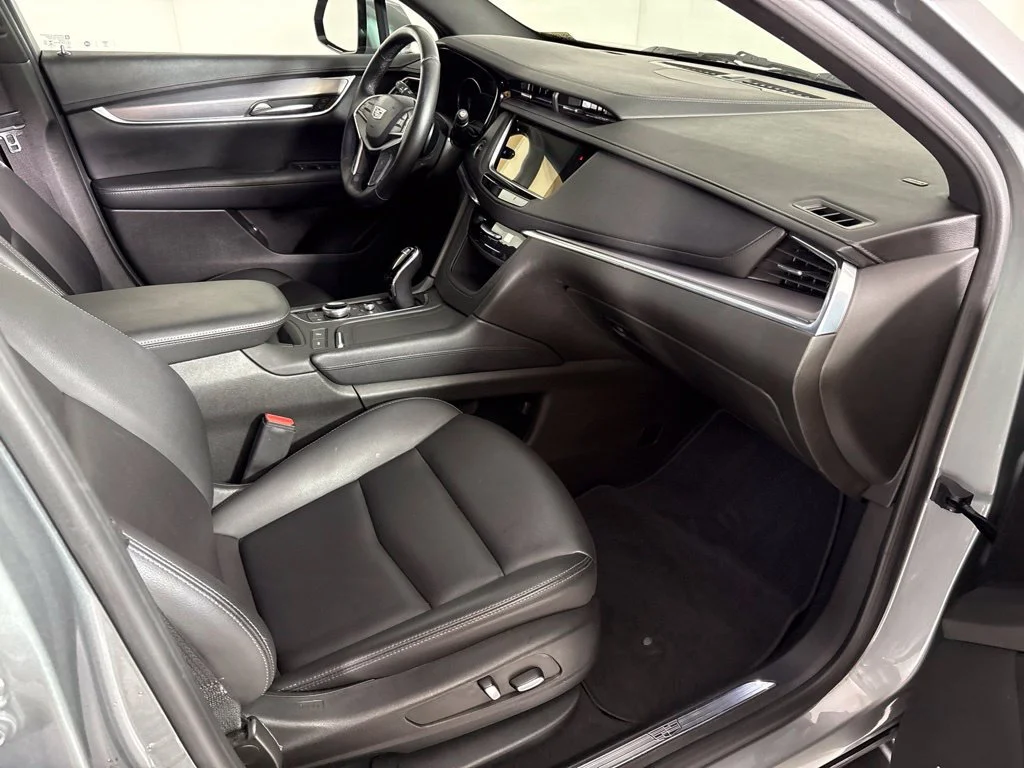 Used 2023 ARGENT SILVER METALLIC Cadillac FWD Luxury image 21