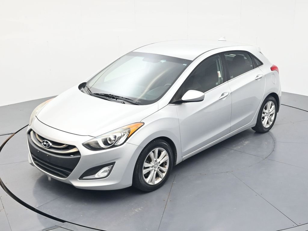 Used 2013 Shimmering Silver Metallic Hyundai Base image 35