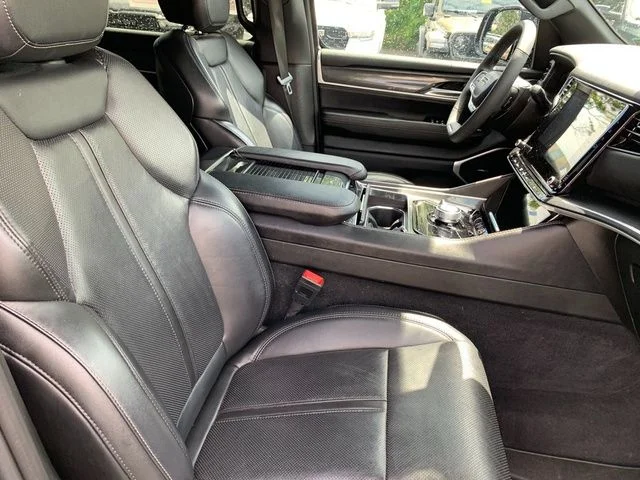 Used 2023 Black Jeep Base image 11