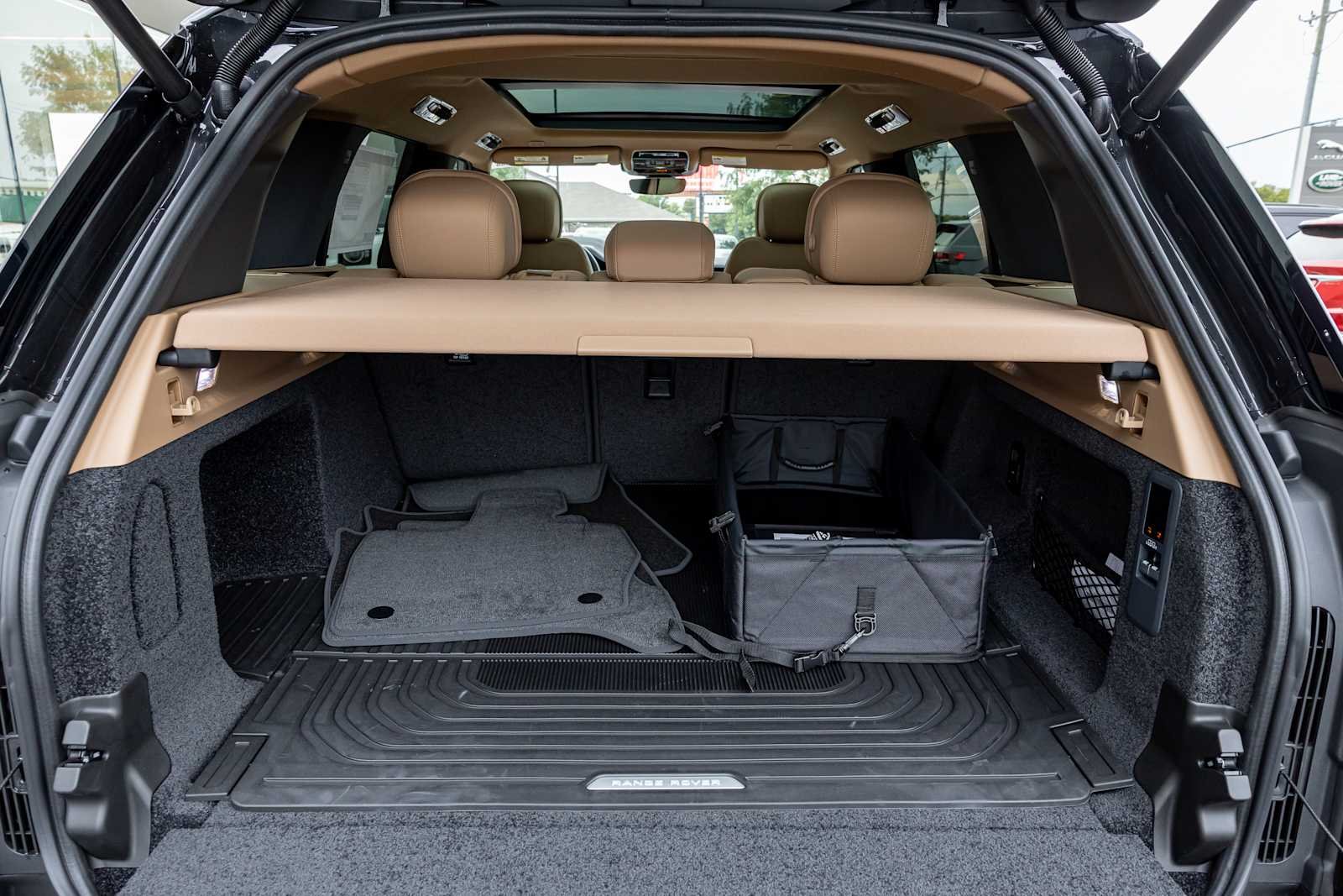 New 2027 Santorini Black Land Rover SE image 35