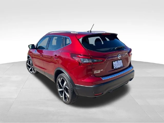 Used 2022 Red Nissan SL image 4
