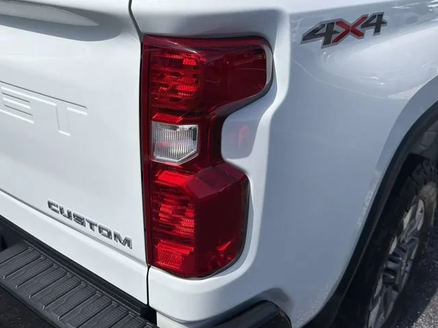 Used 2022 Summit White Chevrolet Custom image 9