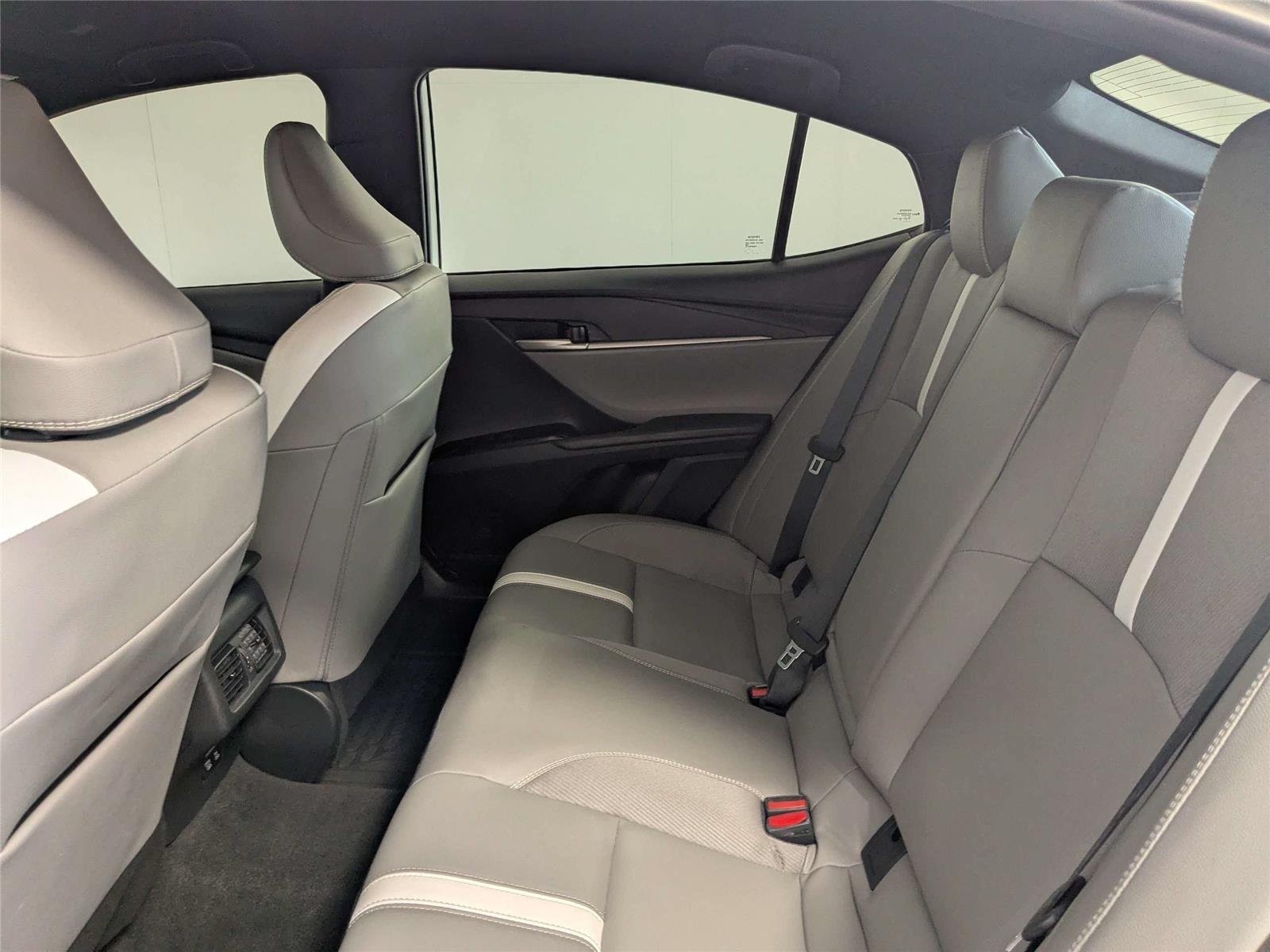 Used 2025 Ice Cap Toyota SE image 34