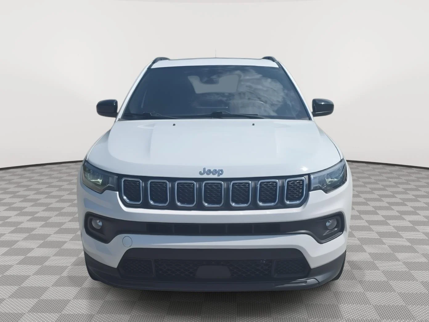 Used 2023  Jeep Latitude Lux image 2