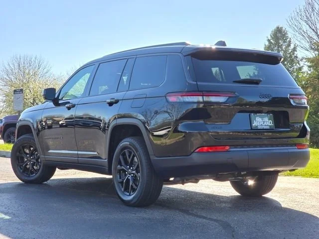 New 2026 Diamond Black Crystal Pearlcoat Jeep Altitude image 27