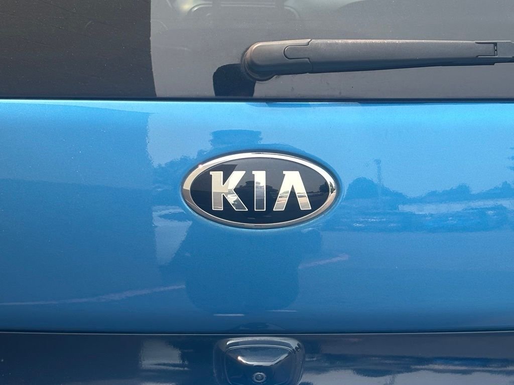 Used 2016 Blue Kia Plus image 25