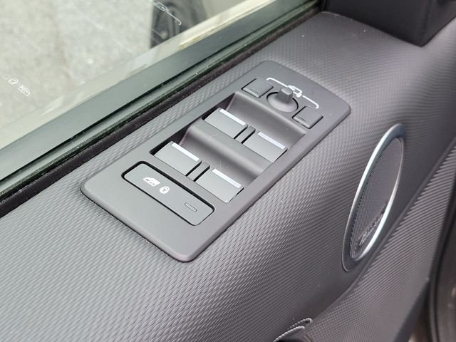 Used 2025 Bronze Land Rover Dynamic SE image 27