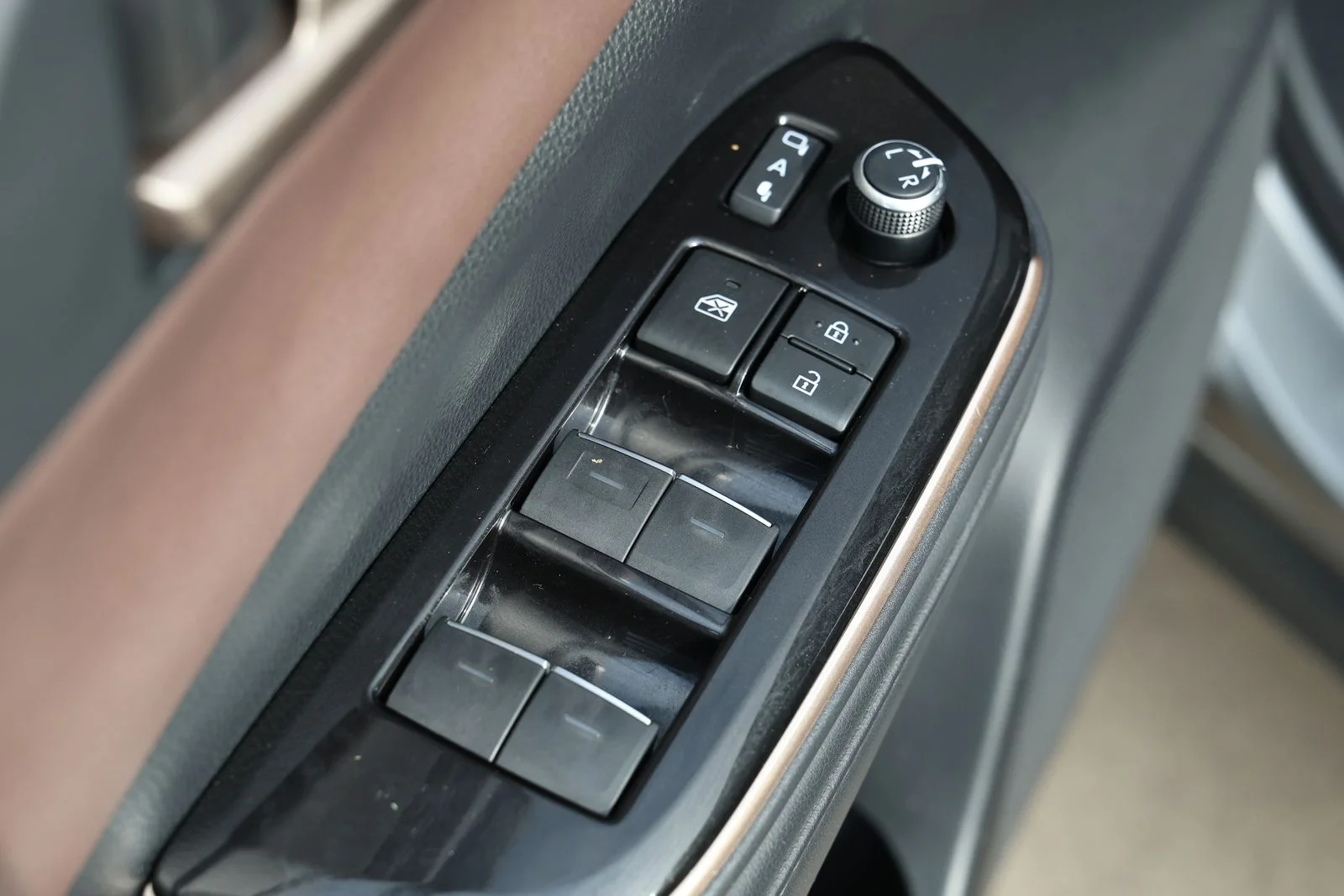 Used 2024  Toyota Limited image 28