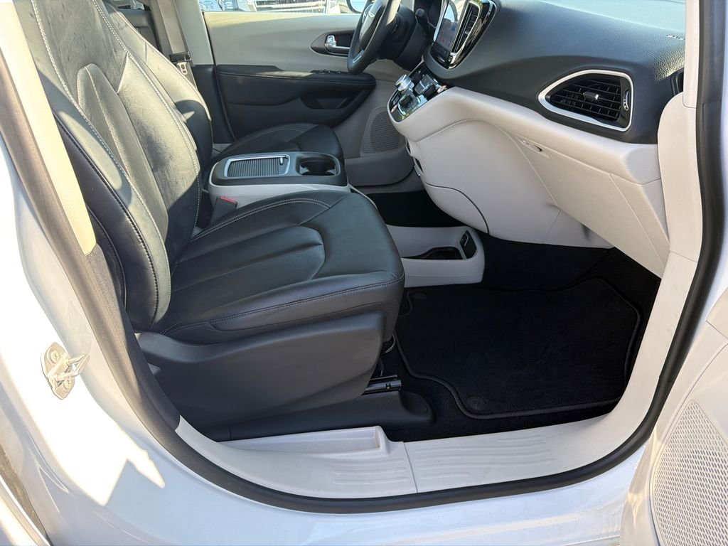 2024 Chrysler Pacifica Touring L - Photo 13