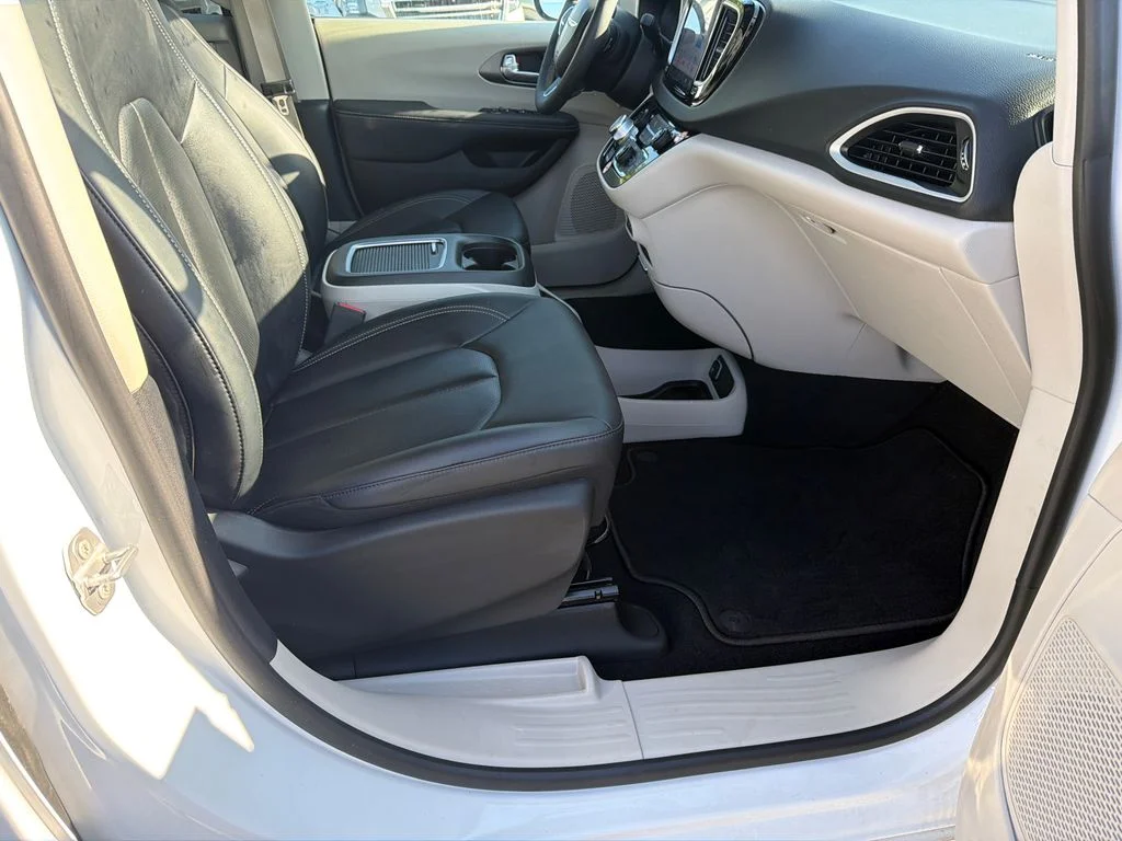 Used 2024 White Chrysler Touring L image 13