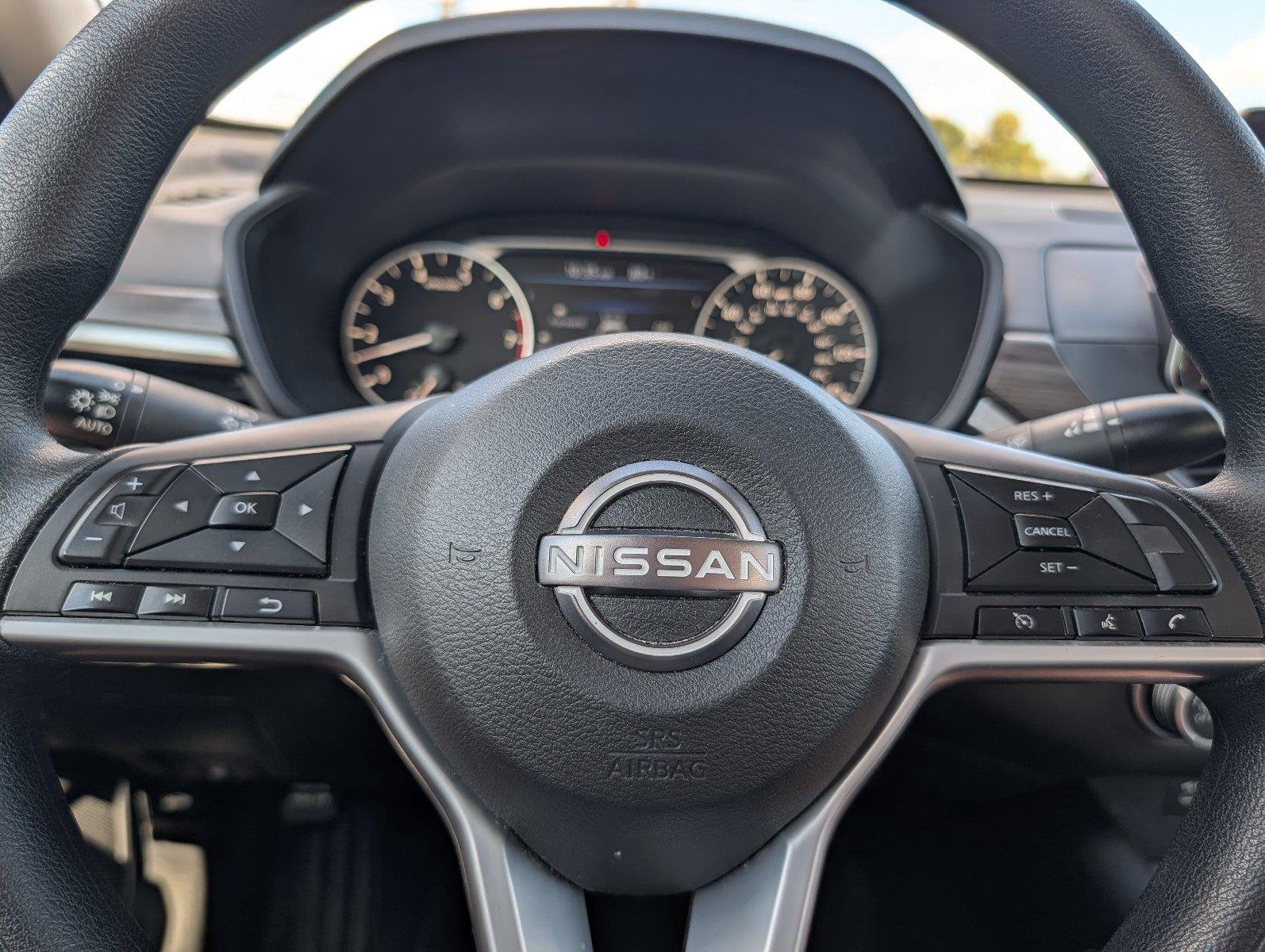 Used 2025 Garnet Pearl Metallic Nissan SV image 25