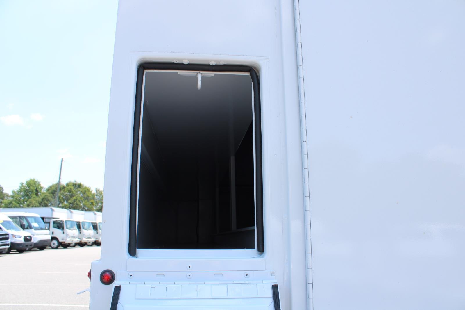 New 2025 Summit White GMC 1WT image 8