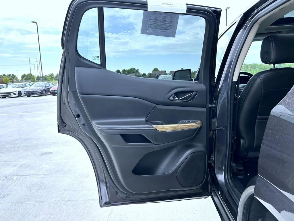Used 2019 Silver GMC Denali image 23