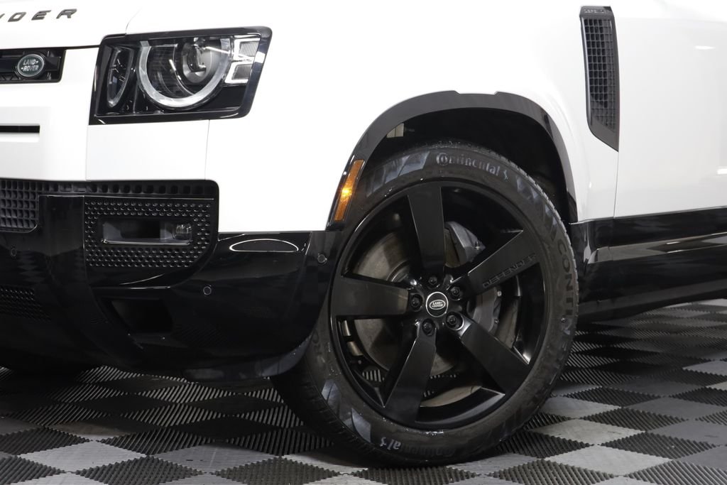 Used 2025 White Land Rover X-Dynamic SE image 3