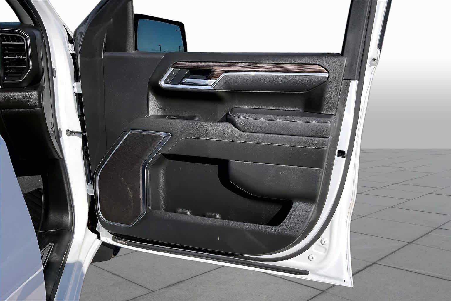 Used 2025 Summit White Chevrolet LT image 22