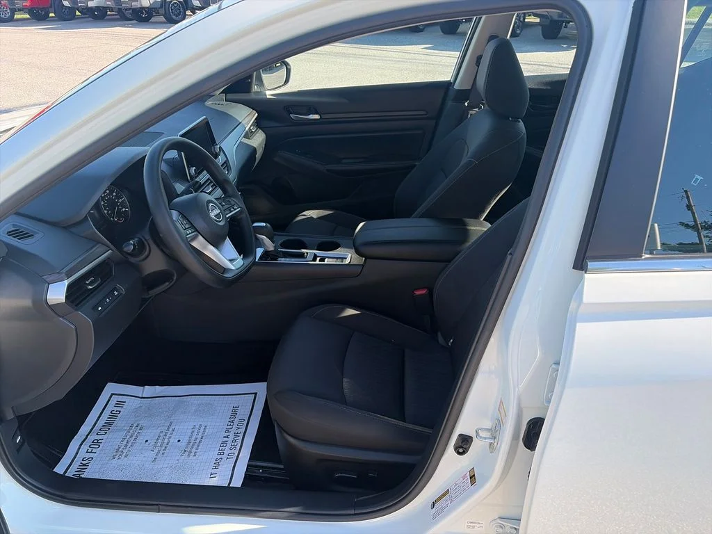 Used 2025 White Nissan 2.5 SV image 10